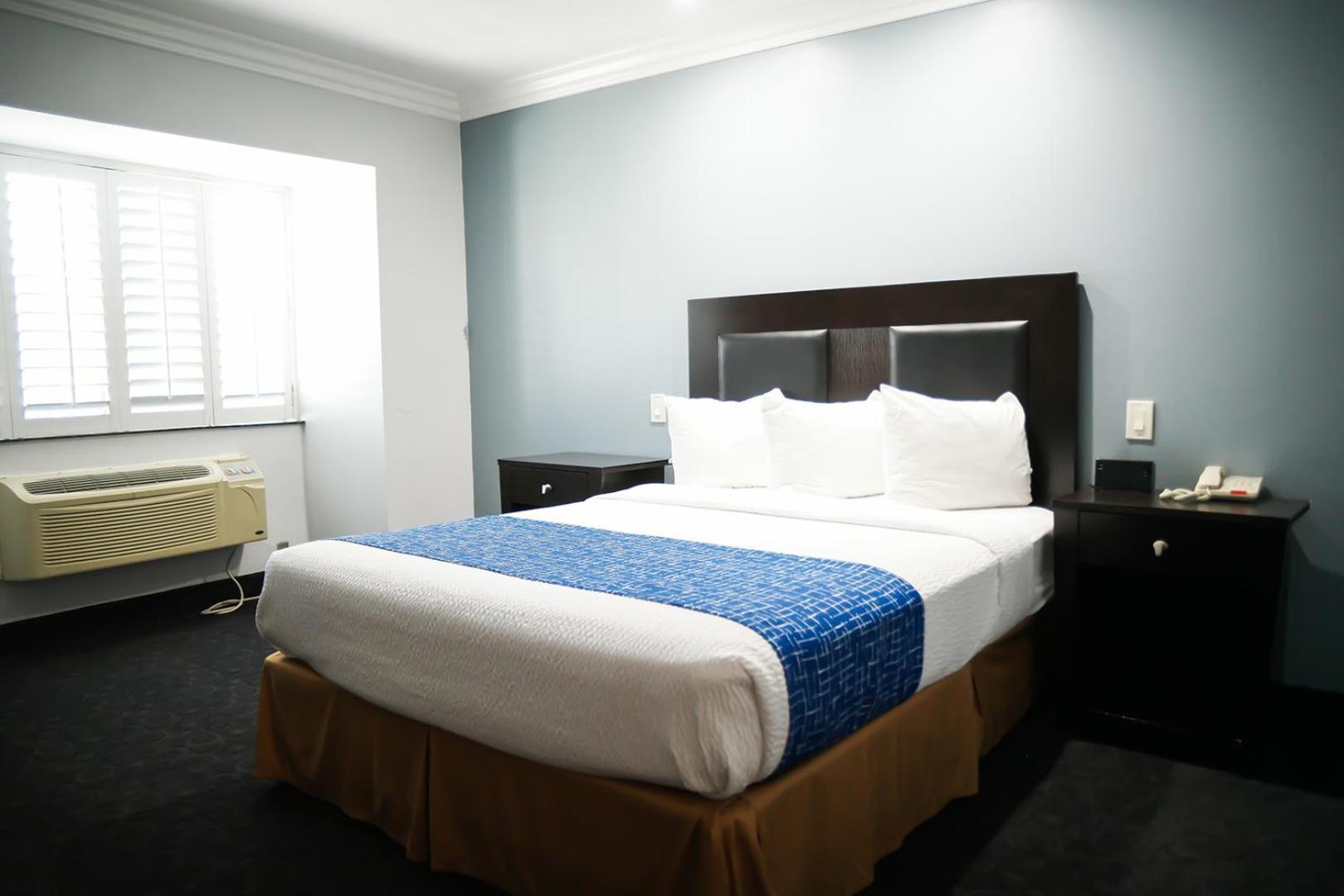Days Inn By Wyndham Уэст-Ковина Экстерьер фото